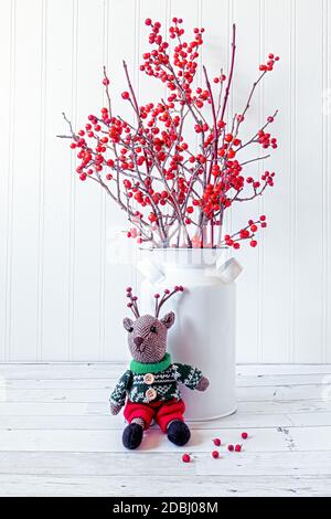 Winterberries, un arbuste nord-américain natif, disposé dans une petite boîte de lait. Banque D'Images