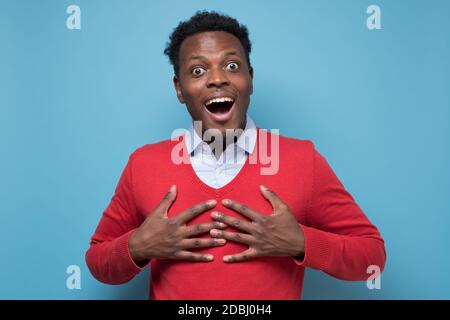 Un américain afro-américain étonné de recevoir un compliment. Banque D'Images