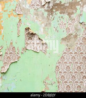 Papier peint et peinture écaillé sur le mur du bâtiment abandonné. Banque D'Images
