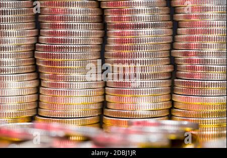 pile inconnue de grande quantité de belles vieilles pièces de monnaie avec côté strié, se reposent ensemble, photo en gros plan de l'argent réel métallique illuminé par la lumière Banque D'Images