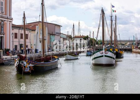 Cesenatico, Emilie Romagne, Italie - 8 sept 2019: Le canal portuaire conçu par Leonardo da Vinci et la vieille ville de Cesenatico sur la côte Adriatique de la mer Banque D'Images