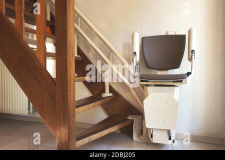 Escalier automatique sur l'escalier pour personnes âgées ou handicapées dans une maison, pour monter et descendre des personnes Banque D'Images