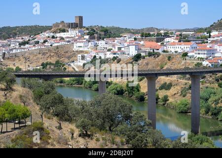 Vue sur le château de Mertola et l'église Sainte-Marie, Mertola, Alentejo, Portugal, Europe Banque D'Images