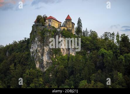 Belle vue sur le château de Bled. Le château de Bled est un château médiéval construit au bord du précipice au-dessus de la ville de Bled, dans le nord-ouest de la Slovénie Banque D'Images