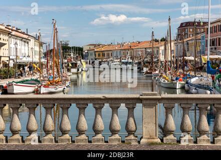 Cesenatico, Emilie Romagne, Italie - 8 sept 2019: Le canal portuaire conçu par Leonardo da Vinci et la vieille ville de Cesenatico sur la côte Adriatique de la mer Banque D'Images