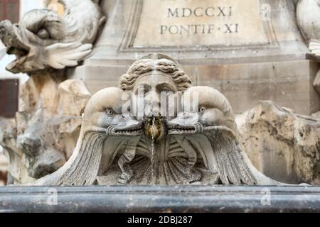 Fragment de fontaine décorative avec sculptures de femme et de dauphins. Italie, Rome. Piazza della Rotonda. Fontana del Panthéon Banque D'Images