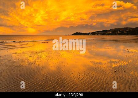 Coucher de soleil à Pohara Beach, Golden Bay, Tasman, South Island, Nouvelle-Zélande, Pacifique Banque D'Images