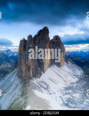 Nuages sur les sommets majestueux de Tre Cime di Lavaredo, vue aérienne, Parc naturel des Dolomites de Sesto, Tyrol du Sud, Italie, Europe Banque D'Images