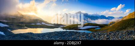 Lever de soleil au-dessus du lac Mittleres Schwarziseeli et du sommet de montagne de Galenstock en arrière-plan, col de Furka, canton d'Uri, Suisse, Europe Banque D'Images