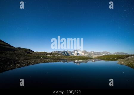 Ciel étoilé au-dessus de la montagne de Galenstock se reflétant dans le lac vierge Mittleres Schwarziseeli, col de Furka, canton d'Uri, Suisse, Europe Banque D'Images