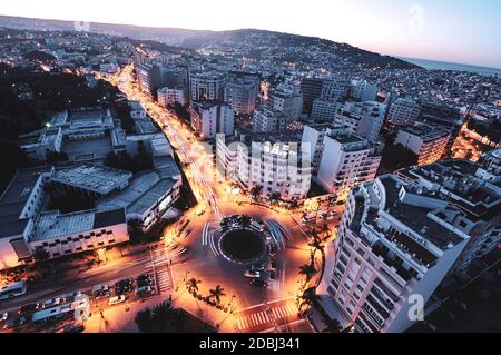 Vue sur Tanger skyline at night, Maroc Banque D'Images