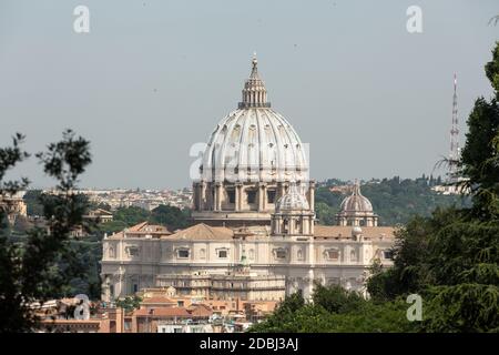 Vue sur la basilique Saint-Pierre depuis la colline du Janicule. Rome - Italie Banque D'Images