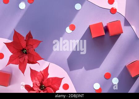 Fond de Noël festif. Superbes décorations rouges sur papier lavande bicolore, formes organiques. Banque D'Images