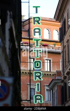 Panneau Trattoria Neon dans la rue Rome Banque D'Images