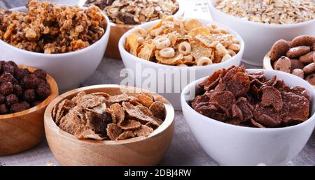 Bols contenant différentes sortes de produits de céréales de petit déjeuner. Banque D'Images