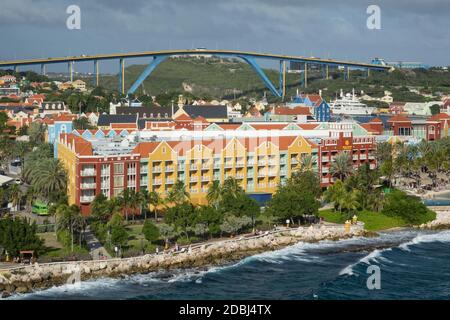 Pont Queen Juliana et fort Rif, Willemstad, Curaçao, Petites Antilles, Caraïbes, Amérique centrale Banque D'Images