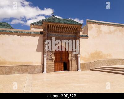 Porte décorative du mausolée du Sultan Moulay Ismail à Meknès, Maroc, Afrique Banque D'Images