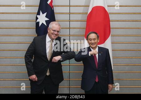 17 novembre 2020, Tokyo, Japon: Le Premier ministre australien SCOTT MORRISON, à gauche, pose avec le Premier ministre japonais YOSHIHIDE SUGA au début de leur rencontre à la résidence officielle de Suga à Tokyo mardi. (Image crédit: © POOL via ZUMA Wire) Banque D'Images