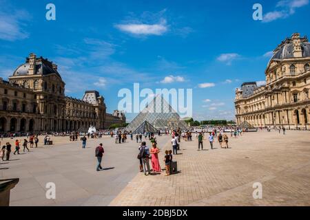 Leoh Ming Pei Glass Pyramid in Napoleon Courtyard, The Louvre, Paris, France, Europe Banque D'Images