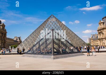 Leoh Ming Pei Glass Pyramid in Napoleon Courtyard, The Louvre, Paris, France, Europe Banque D'Images