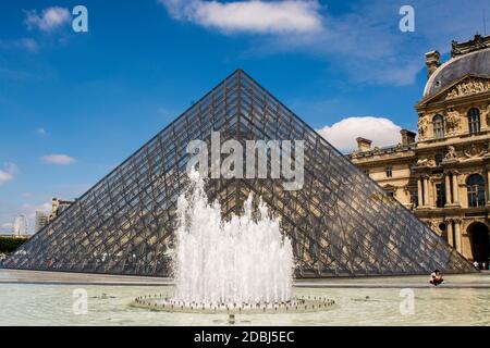 Leoh Ming Pei Glass Pyramid in Napoleon Courtyard, The Louvre, Paris, France, Europe Banque D'Images