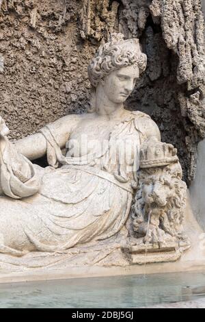 Four Fountains est un groupe de quatre fontaines de la fin de la Renaissance à Rome, en Italie. La figure d'une fontaine représente la déesse Juno Banque D'Images