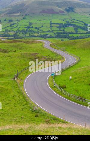 Vue sur la route sinueuse vers Edale, Vale of Edale, Peak District National Park, Derbyshire, Angleterre, Royaume-Uni, Europe Banque D'Images