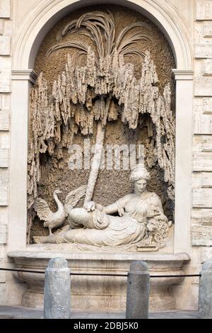 Four Fountains est un groupe de quatre fontaines de la fin de la Renaissance à Rome, en Italie. La figure d'une fontaine représente la déesse Juno Banque D'Images