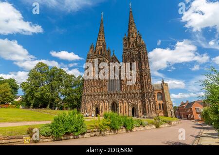 Vue de la cathédrale de Lichfield façade ouest de la Close, Lichfield, Staffordshire, Angleterre, Royaume-Uni, Europe Banque D'Images