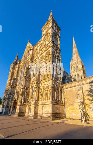 Vue de la cathédrale de Salisbury contre un ciel bleu clair, Salisbury, Wiltshire, Angleterre, Royaume-Uni, Europe Banque D'Images