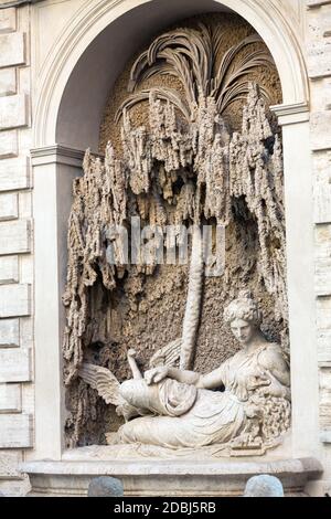 Four Fountains est un groupe de quatre fontaines de la fin de la Renaissance à Rome, en Italie. La figure d'une fontaine représente la déesse Juno Banque D'Images