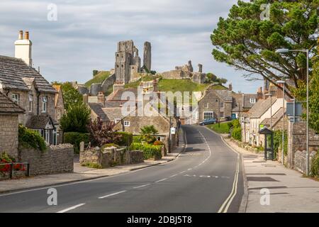 Vue sur les chalets de East Street et Corfe Castle, Corfe, Dorset, Angleterre, Royaume-Uni, Europe Banque D'Images