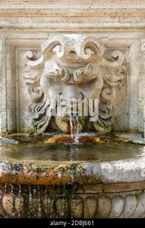 Fontaine en marbre en forme de tête d'homme dans les jardins de la Villa Borghèse, Rome, Italie. Banque D'Images