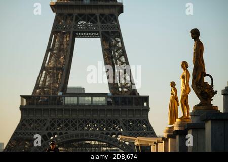 Palais de Chaillot et Tour Eiffel, Paris, Ile-de-France, France, Europe Banque D'Images