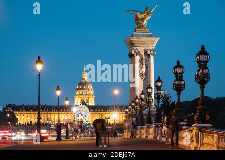 Pont Alexandre III et les Invalides, Paris, Ile-de-France, France, Europe Banque D'Images