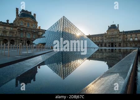 Musée du Louvre et Pyramide à l'aube, Paris, Ile-de-France, France, Europe Banque D'Images