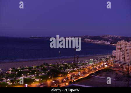 Vue panoramique de Tanger la nuit. Tanger est une ville marocaine située dans le nord du Maroc en Afrique. Banque D'Images