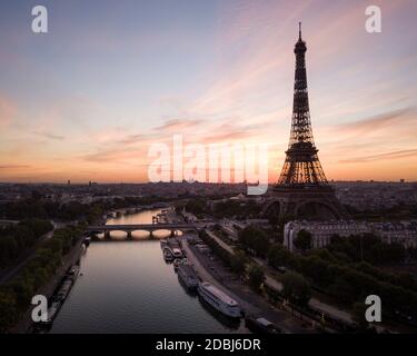 Tour Eiffel et Seine à l'aube, Paris, Ile-de-France, France, Europe Banque D'Images