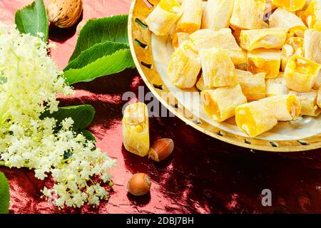 Douceur orientale traditionnelle, lokum délice turc avec saveur de baies de sureau. Banque D'Images