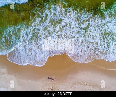 Vue aérienne des vagues sur le rivage de la plage de Perdido Key, Floride Banque D'Images