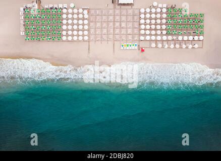 Vue aérienne de la plage incroyable avec parasols et mer turquoise en été chaude saison. Vue de dessus Banque D'Images