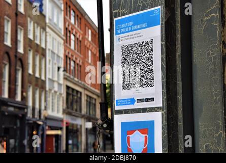 NHS Track and Trace QR code signe dans un restaurant de Soho, Londres, pendant le deuxième confinement national en Angleterre. Banque D'Images