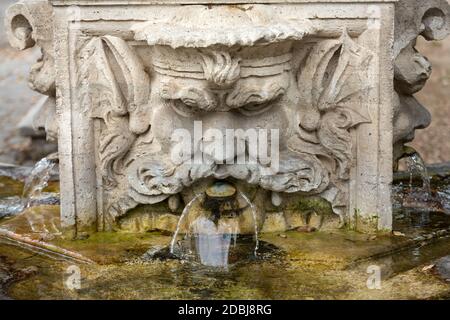 Fontaine en marbre en forme de tête d'homme dans les jardins de la Villa Borghèse, Rome, Italie. Banque D'Images