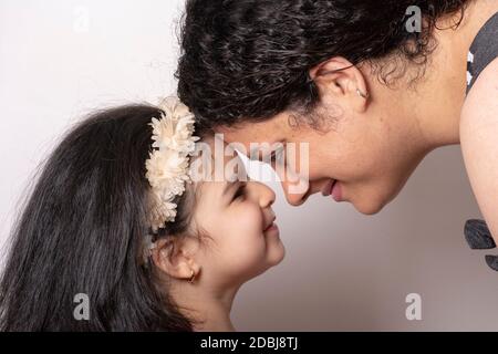 Mère aimante et fille avec la tête ensemble, famille heureuse ou concept de fête des mères Banque D'Images