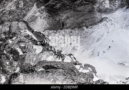 Kenya. Il s'agit de l'alpinisme sur le Mont Kenya 17 058 ft; 5199m la plus haute montagne du Kenya comme il était en 1976/77 montré ici en regardant la face sud-ouest et la jonction avec la face ouest et le glacier Heim. Banque D'Images