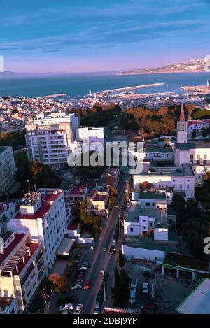 Une photographie aérienne de la ville de Tanger au Maroc. Banque D'Images