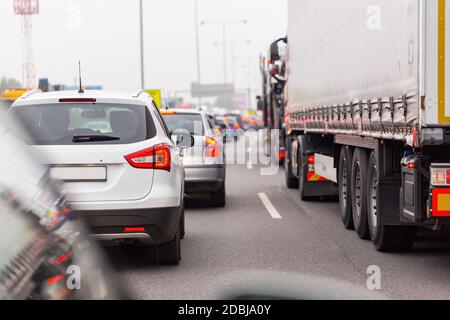Des automobiles brillantes se sont arrêtées dans des embouteillages sur l'autoroute Banque D'Images