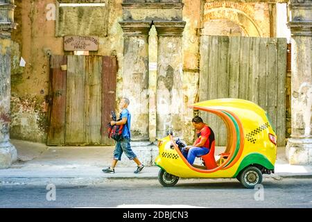 15 juillet 2019 - la Havane Cuba. Vieux taxi de coco rétro à la Havane avec des buidings typiques Banque D'Images