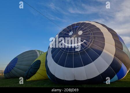 Ballon Aerostatic dans le processus d'inflation avec visage smiley. Banque D'Images