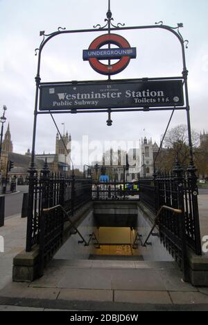 Londres, Royaume-Uni. 17 novembre 2020. Westminster Bridge et la Tamise sans circulation pendant le second confinement. Ils sont généralement pleins d'activité. Credit: JOHNNY ARMSTEAD/Alamy Live News Banque D'Images